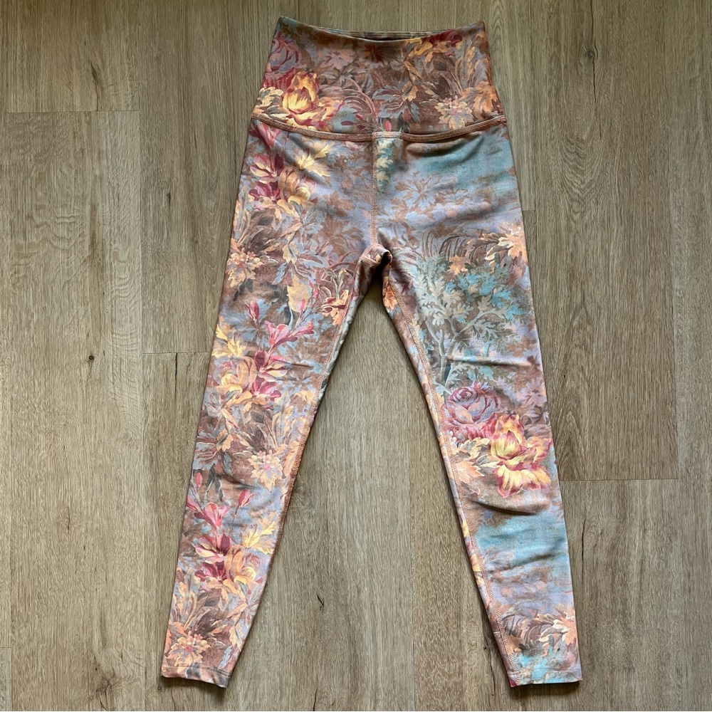 Beyond yoga gold floral size s leggings